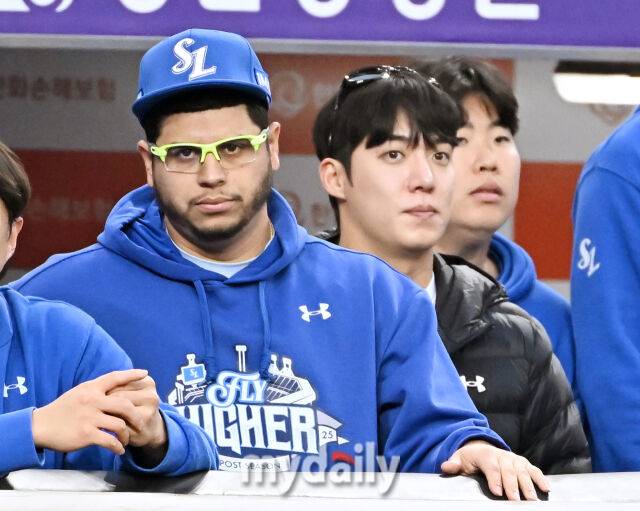 18일 오후 대전광역시 중구 대전 한화생명볼파크에서 진행된 '2025 프로야구 KBO리그 포스트시즌' 플레이오프(PO) 1차전 한화이글스와 삼성라이온즈의 경기. 삼성 후라도와 원태인이 경기를 지켜보고 있다./대전 = 송일섭 기자