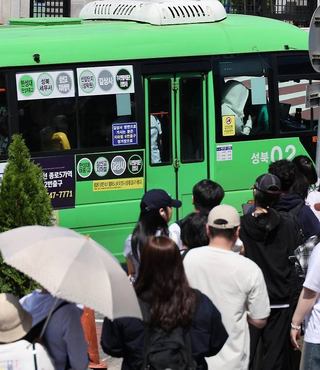 서울 한 대학교 앞에서 학생들이 마을버스 탑승을 위해 줄 서 있다. 사진은 기사와 무관 [연합]
