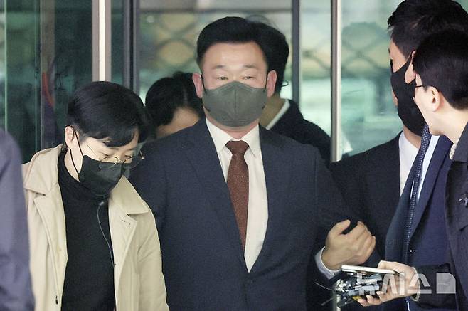 [서울=뉴시스] 최동준 기자 = 오는 21일엔 서울중앙지법 형사합의35부(부장판사 백대현) 심리로 윤 전 대통령의 특수공무집행방해 등 혐의 속행 공판이 열린다. 사진은 윤석열 전 대통령 체포 방해 혐의를 받는 이광우 전 대통령경호처 경호본부장. 2025.03.21. photocdj@newsis.com