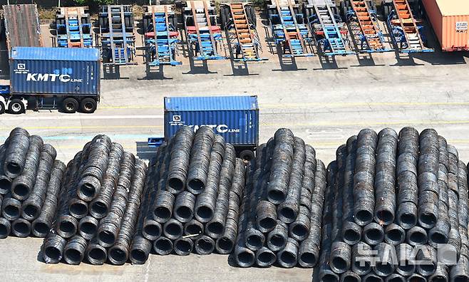 [평택=뉴시스] 김종택 기자 = 1일 경기 평택시 포승읍 평택항 수출 야적장에 철강 제품이 쌓여 있다. 2025.06.01. jtk@newsis.com