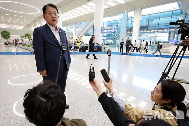 [인천공항=뉴시스] 조성우 기자 = 더불어민주당 김병주 재외국민안전대책단장이 19일 오전 인천국제공항 제2터미널을 통해 캄보디아에서 귀국해 감금됐던 한국인 청년 3명 구출 관련 설명을 하고 있다. 2025.10.19. xconfind@newsis.com