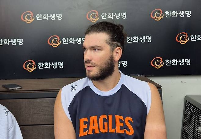 [대전=뉴시스] 문채현 기자 = 프로야구 한화 이글스의 코디 폰세가 19일 대전 한화생명볼파크에서 열리는 2025 신한 쏠뱅크 KBO 포스트시즌 플레이오프(PO·5전3선승제) 2차전을 앞두고 인터뷰를 하고 있다. 2025.10.19. dal@newsis.com *재판매 및 DB 금지