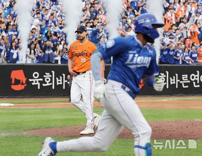 [대전=뉴시스] 김진아 기자 = 19일 대전 중구 한화생명볼파크에서 열린 2025 KBO 포스트시즌 플레이오프 2차전 삼성 라이온즈와 한화 이글스의 경기, 3회초 1사 1,3루 삼성 디아즈이게 역전 1타점 2루타 허용한 한화 와이스가 아쉬워하고 있다.2025.10.19. bluesoda@newsis.com