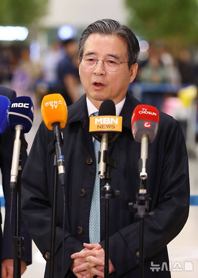 [인천공항=뉴시스] 박주성 기자 = 관세협상 후속 협의를 위해 미국 워싱턴 D.C.를 방문했던 김용범 정책실장이 19일 인천국제공항 제2터미널 입국장으로 귀국해 취재진 질문에 답하고 있다. 2025.10.19. park7691@newsis.com