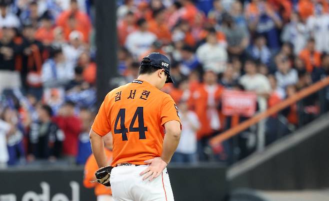 18일 대전 한화생명 볼파크에서 열린 2025 KBO 프로야구 포스트 시즌 플레이오프 1차전 삼성 라이온즈와 한화 이글스의 경기. 9회초 실점한 한화 김서현이 고개를 떨군 채 아쉬워 하는 모습. 연합뉴스
