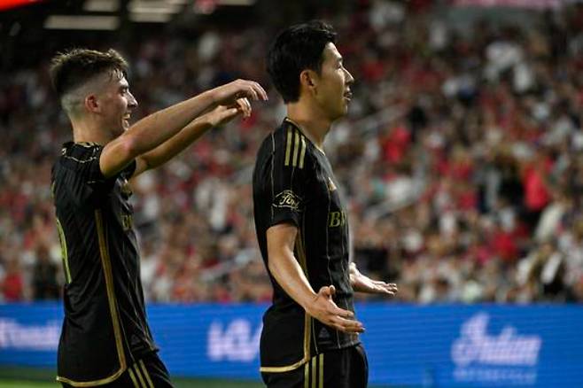 선제골을 터뜨린 손흥민(오른쪽)의 세리머니 모습. 연합뉴스