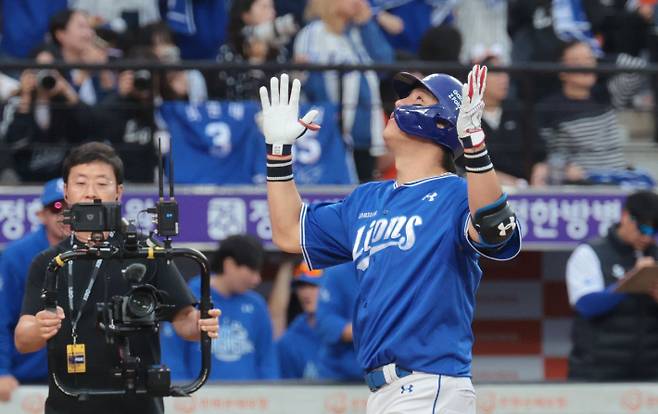19일 대전한화생명볼파크에서 열린 2025 프로야구 KBO리그 포스트시즌 플레이오프 2차전 삼성 라이온즈와 한화 이글스의 경기. 9회초 2사 1루 삼성 강민호가 좌월 투런 홈런을 치고 그라운드를 돌고 있다. 연합뉴스