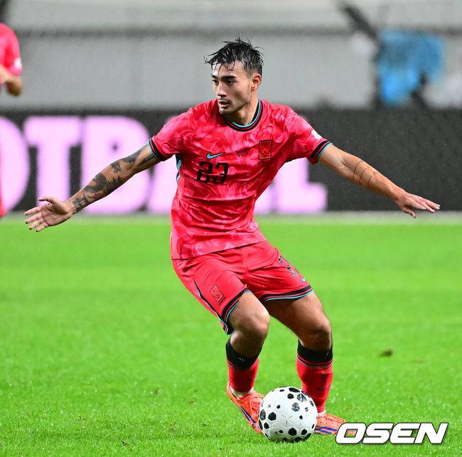 [OSEN=서울월드컵경기장, 지형준 기자] 세계의 벽은 높았다. 결과는 0-5 대패였다.홍명보&nbsp;감독이 이끄는 대한민국 남자 축구 국가대표팀은 10일 서울월드컵경기장에서 '세계 최강' 브라질을&nbsp;상대로 A매치&nbsp;평가전을 치러&nbsp;이스테방(첼시)과 호드리구(레알 마드리드)에게 나란히 2골을 허용하면서 0-5로 대패했다.후반 한국 카스트로프 옌스가 패스할 곳을 찾고 있다. 2025.10.10 /jpnews@osen.co.kr