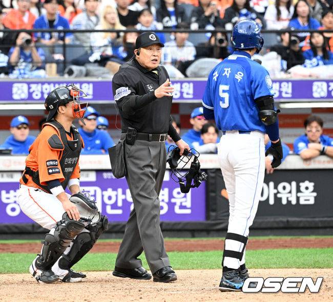 [OSEN=대전, 이대선 기자] 18일 오후 대전 한화생명볼파크에서 2025 신한 SOL Bank KBO리그 포스트시즌 플레이오프 1차전 한화 이글스와 삼성 라이온즈의 경기가 열렸다.한화는 폰세, 삼성은 가라비토를 선발 투수로 내세웠다.3회초 무사 1루에서 박기택 주심이 신경전을 벌이는 삼성 구자욱과 한화 폰세에게 주의를 주고 있다. 2025.10.18 /sunday@osen.co.kr