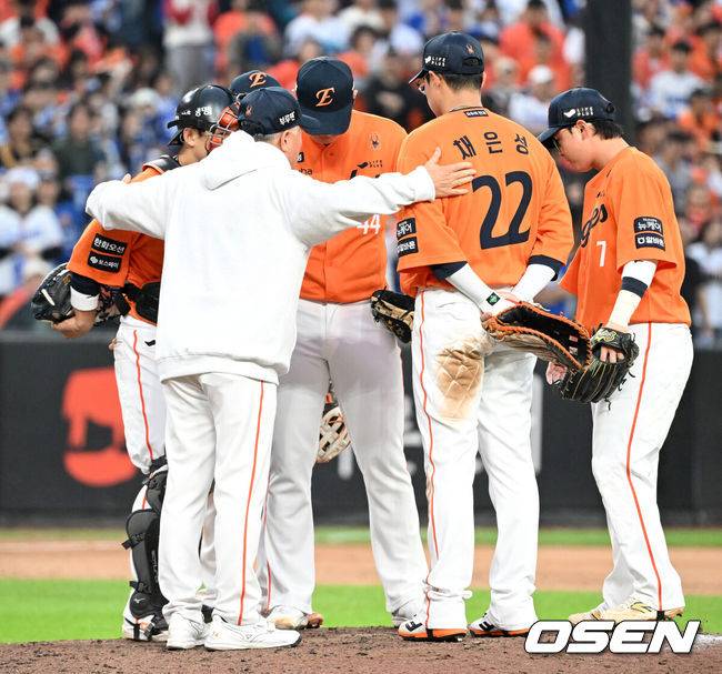 [OSEN=대전, 이대선 기자] 18일 오후 대전 한화생명볼파크에서 2025 신한 SOL Bank KBO리그 포스트시즌 플레이오프 1차전 한화 이글스와 삼성 라이온즈의 경기가 열렸다.한화는 폰세, 삼성은 가라비토를 선발 투수로 내세웠다.9회초 마운드를 방문한 한화 김경문 감독이 선수들을 격려하고 있다. 2025.10.18 /sunday@osen.co.kr