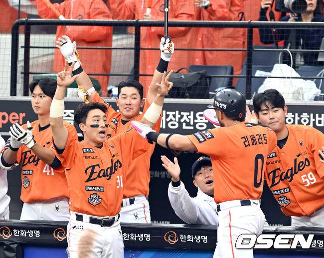 [OSEN=대전, 손용호 기자] 18일 오후 대전 한화생명볼파크에서 2025 신한 SOL Bank KBO리그 포스트시즌 플레이오프 1차전 한화 이글스와 삼성 라이온즈의 경기가 열렸다.한화는 폰세, 삼성은 가라비토를 선발 투수로 내세웠다.채은성의 안타때 홈을 밟은 리베라토를 손아섭이 반갑게 맞이하고 있다. 2025.10.18 /spjj@osen.co.kr