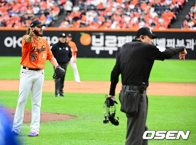 [OSEN=대전, 지형준 기자] 18일 오후 대전 한화생명볼파크에서 2025 신한 SOL Bank KBO리그 포스트시즌 플레이오프 1차전 한화 이글스와 삼성 라이온즈의 경기가 열렸다.한화는 폰세, 삼성은 가라비토를 선발 투수로 내세웠다.3회초 무사 3루에서 삼성 구자욱 타석에 주심이 한화 폰세의 길어지는 인터벌을 지적하고 있다. 2025.10.18 /jpnews@osen.co.kr
