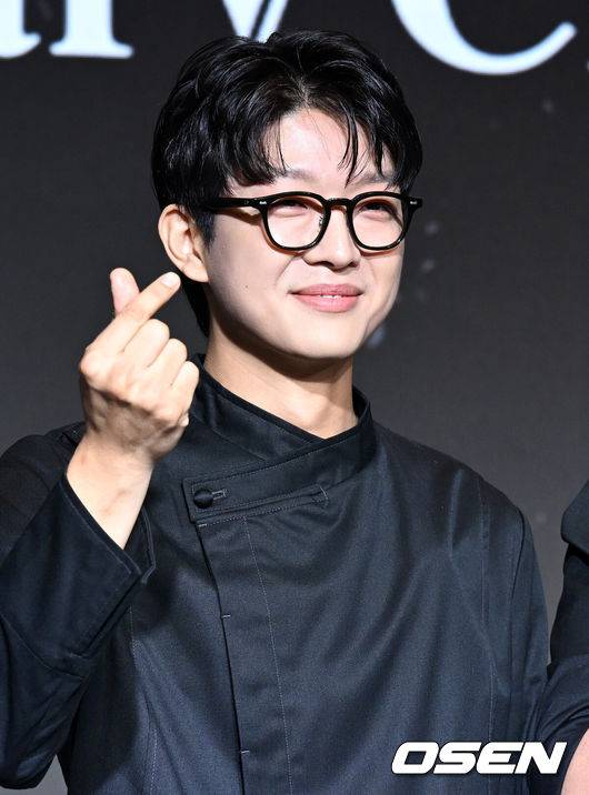 [OSEN=이대선 기자] 7일 오전 서울 호텔 나루 서울 엠갤러리에서 넷플릭스 '흑백요리사: 요리 계급 전쟁' TOP8 기자와의 ‘맛’남 행사가 열렸다.'흑백요리사'는 한국을 비롯해&nbsp;전 세계&nbsp;28개국 TOP 10에 오르며 지난달 17일 공개 이후 2주 연속 넷플릭스 글로벌 TOP 10 TV(비영어) 부문 1위를 기록했다.트리플 스타가 포토타임을 가지고 있다. 2024.10.07 /sunday@osen.co.kr