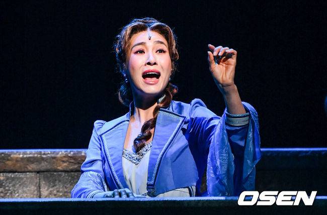 [OSEN=박준형 기자] 19일 오후 서울 서초구 예술의 전당에서 뮤지컬 ‘베토벤’ 프레스콜이 진행됐다.위대한 예술가이자 한 인간으로서의 고뇌를 그려내는 베토벤 역은 박효신과 박은태, 카이가 번갈아 연기한다. 연인 안토니 브렌타노와의 운명적 사랑으로 세상을 향해 마음을 여는 과정과 상처 받은 영혼이 구원받는 서사를 담아낸다. '월광 소나타', '비창' 등 베토벤의 원곡을 모티브로 제작된 넘버를 폭발적인 가창력으로 선보일 예정이다.뮤지컬 베토벤은 세기의 음악가 베토벤의 삶과 음악, 사랑을 뮤지컬로 담아내며 지난 12일 첫 공연을 올렸다.배우 옥주현이 열연을 펼치고 있다.  2023.01.19 / soul1014@osen.co.kr