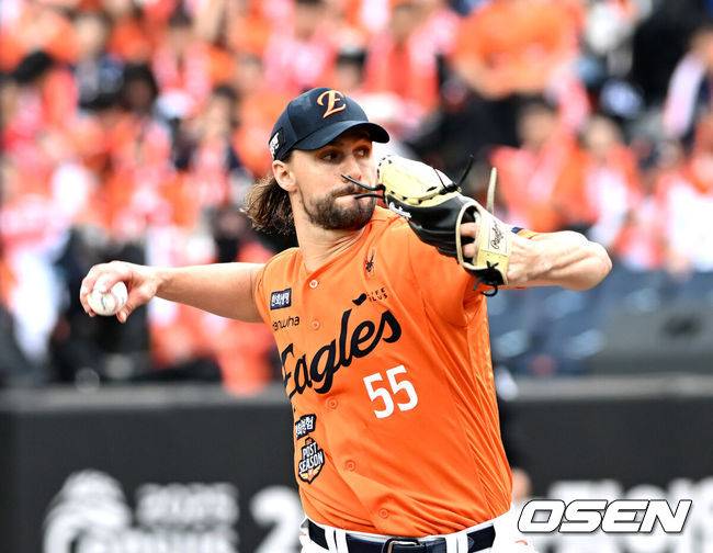 [OSEN=대전, 손용호 기자] 19일 오후 대전 한화생명볼파크에서 2025 신한 SOL Bank KBO리그 포스트시즌 플레이오프 2차전 한화 이글스와 삼성 라이온즈의 경기가 열렸다.한화는 라이언 와이스, 삼성은 최원태를 선발 투수로 내세웠다.한화 선발 투수 와이스가 힘차게 공을 뿌리고 있다. 2025.10.19 /spjj@osen.co.kr