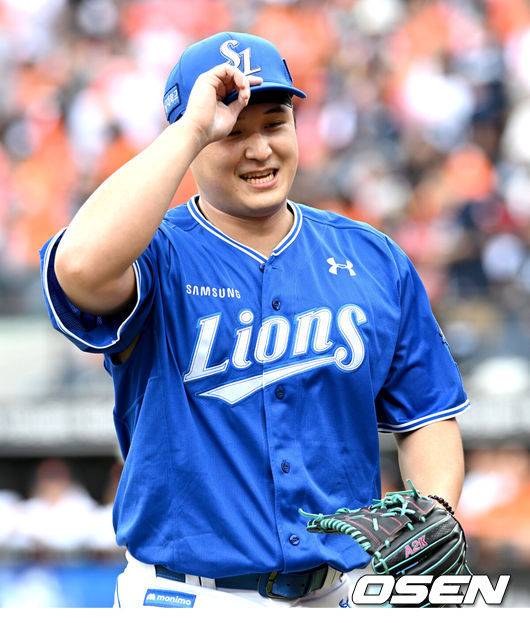 [OSEN=대전, 손용호 기자] 19일 오후 대전 한화생명볼파크에서 2025 신한 SOL Bank KBO리그 포스트시즌 플레이오프 2차전 한화 이글스와 삼성 라이온즈의 경기가 열렸다.한화는 라이언 와이스, 삼성은 최원태를 선발 투수로 내세웠다.2회말 수비를 무실점으로 막은 최원태가 웃고 있다. 2025.10.19 /spjj@osen.co.kr