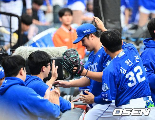 [OSEN=대전, 지형준 기자] 19일 오후 대전 한화생명볼파크에서 2025 신한 SOL Bank KBO리그 포스트시즌 플레이오프 2차전 한화 이글스와 삼성 라이온즈의 경기가 열렸다.한화는 라이언 와이스, 삼성은 최원태를 선발 투수로 내세웠다.4회말 수비를 마친 삼성 최원태가 더그아웃에서 동료선수들과 기뻐하고 있다. 2025.10.19 /jpnews@osen.co.kr