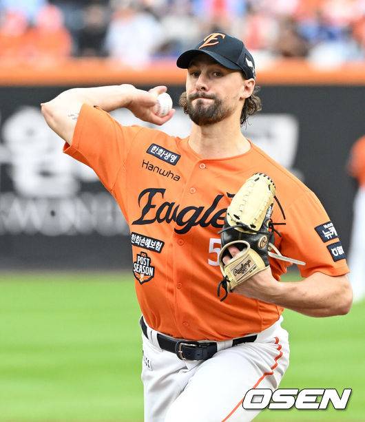 [OSEN=대전, 이대선 기자] 19일 오후 대전 한화생명볼파크에서 2025 신한 SOL Bank KBO리그 포스트시즌 플레이오프 2차전 한화 이글스와 삼성 라이온즈의 경기가 열렸다.한화는 라이언 와이스, 삼성은 최원태를 선발 투수로 내세웠다.1회초 무사에서 한화 선발투수 와이스가 역투하고 있다. 2025.10.19 /sunday@osen.co.kr