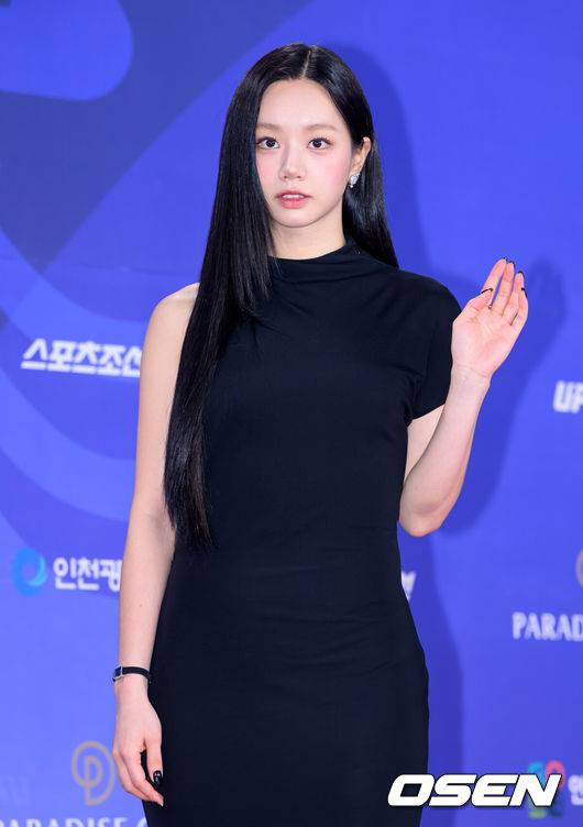 [OSEN=이대선 기자] 제4회 청룡시리즈어워즈 레드카펫 및 포토월 행사가 18일 인천 파라다이스시티에서 열렸다.청룡시리즈어워즈는 2022년 대한민국 최초로 시도된 오리지널 스트리밍 시리즈를 대상으로 하는 시상식이다. 사회는 전현무와 임윤아로 4년 연속 호흡을 맞춘다.배우 이혜리가 레드카펫을 밟고 있다. 2025.07.18 /sunday@osen.co.kr