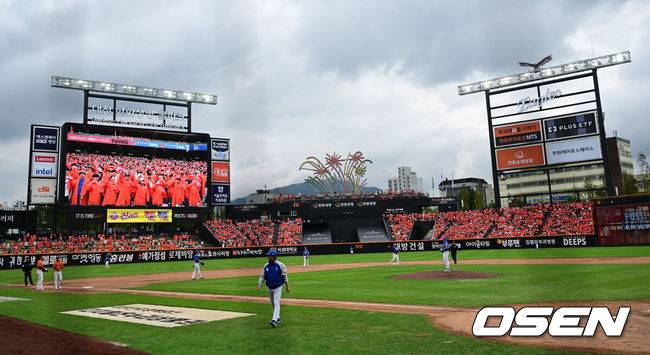 [OSEN=대전, 지형준 기자] 18일 오후 대전 한화생명볼파크에서 2025 신한 SOL Bank KBO리그 포스트시즌 플레이오프 1차전 한화 이글스와 삼성 라이온즈의 경기가 열렸다. 한화 팬들이 열띤 응원을 선보이고 있다. 2025.10.18 /jpnews@osen.co.kr