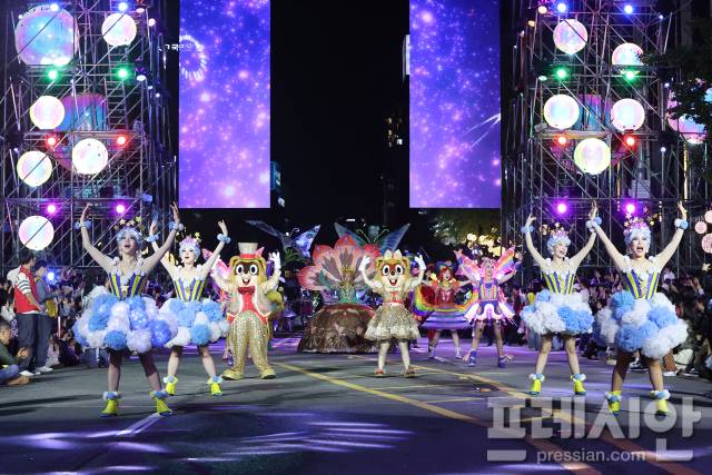 ▲18일 제22회 충장축제가 열린 광주 동구 금남로에서 서울 롯데월드 퍼레이드팀이 행진하고 있다.2025.10.18ⓒ광주 동구