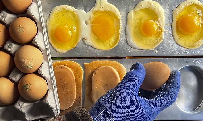 한 상인이 계란빵을 만들고 있다. 뉴시스