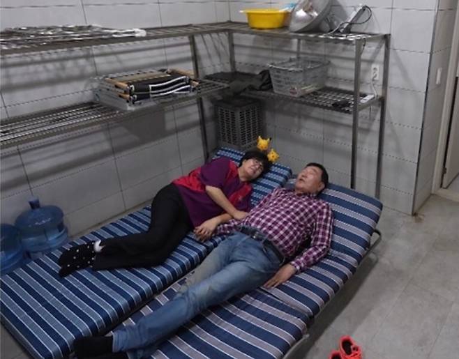 임채무의 아내 김소연이 화장실에서 함께한 신혼 생활을 회상했다. KBS 제공