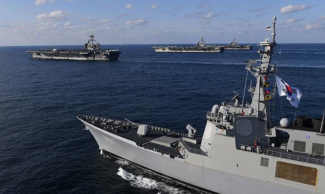 미 해군 함정과 연합훈련 중인 한국 해군 이지스구축함 세종대왕함. 해군 제공