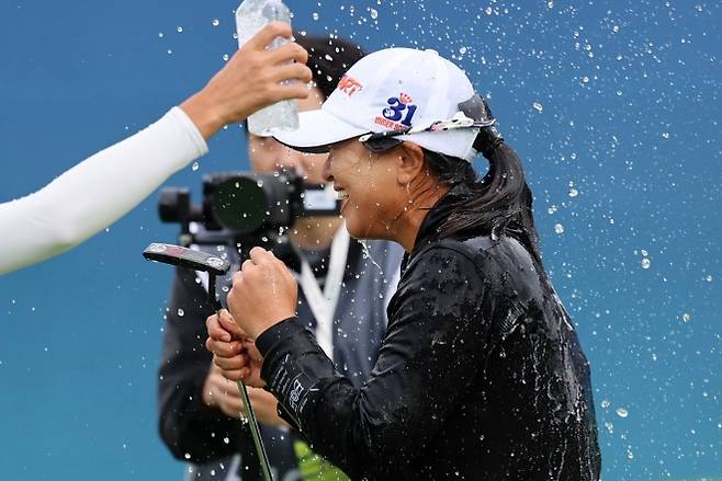 김세영, 안방서 5년 만에 LPGA 투어 우승 - [해남=뉴시스] 권창회 기자 = 19일 오후 전남 해남 파인비치 골프링크스에서 열린 BMW 레이디스 챔피언십 2025 파이널 라운드에서 24언더파로 최종 우승한 김세영이 동료 선수들로부터 축하를 받고 있다. 2025.10.19. kch0523@newsis.com  <저작권자ⓒ 공감언론 뉴시스통신사. 무단전재-재배포 금지.>