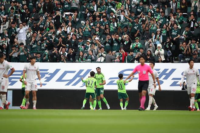 전북 콤파뇨(96번)가 18일 전주월드컵경기장에서 열린 수원FC와 K리그1 홈경기에서 전반 1분 만에 선제 헤더골을 터트리자 동료들이 축하하고 있다. 사진제공｜한국프로축구연맹