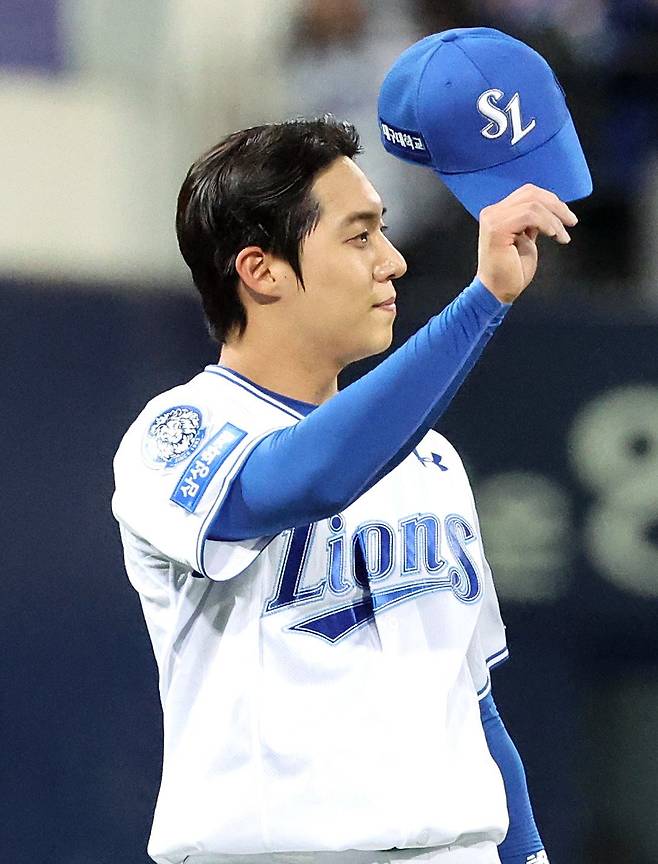 삼성이 21일 열릴 한화와 PO 3차전 선발투수를 놓고 고민에 빠졌다. 13일 SSG와 준PO 3차전에 등판했던 원태인의 몸상태가 변수다. 박진만 삼성 감독은 “원태인, 후라도 중에 한 명이 나갈 것”이라고 밝혔다. 준PO 3차전서 투구를 마치고 환호하는 원태인. 뉴시스