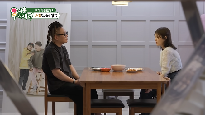 방송인 홍진경(위)은 절친 정선희의 유튜브를 통해 이혼 소식을 알리며 “남이 된 뒤에야 진짜 우정을 나누게 됐다” 밝혔으며, 가수 윤민수(아래)는 지난 12일 SBS ‘미운우리새끼’를 통해 한집살이하던 전처와 동거 종료 과정을 공개하기도 했다. 사진 | 정선희 유튜브 ·SBS ‘미운우리새끼’ 방송 화면 캡처