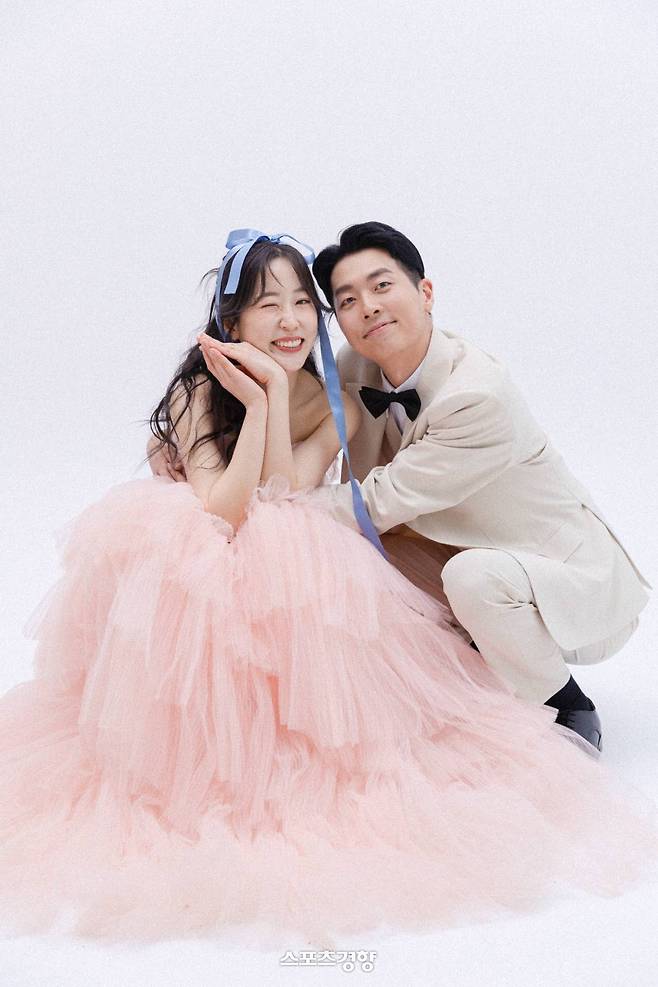 지난 18일 결혼식을 마치고 인도네시아 발리로 신혼여행을 떠난 오지환·나누리 부부. 결혼식 청첩장