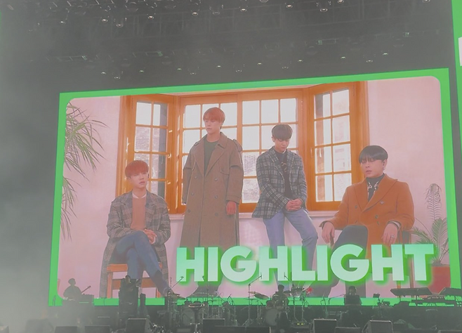 지난 18일 진행된 ‘킬링보이스’ 콘서트에서 딩고 측이 잘못 게재한 하이라이트 단체사진. 왼쪽부터 이기광, 손동운, 양요섭, 용준형. 온라인 커뮤니티 캡처