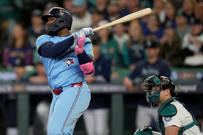 토론토 블라디미르 게레로 주니어가 18일 열린 시애틀과 아메리칸리그 챔피언십시리즈 5차전 1회초 2루타를 때리고 있다. AP연합뉴스