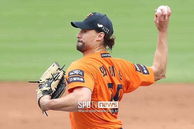 ▲ 3회 4실점을 하며 리드를 허용한 라이언 와이스 ⓒ곽혜미 기자