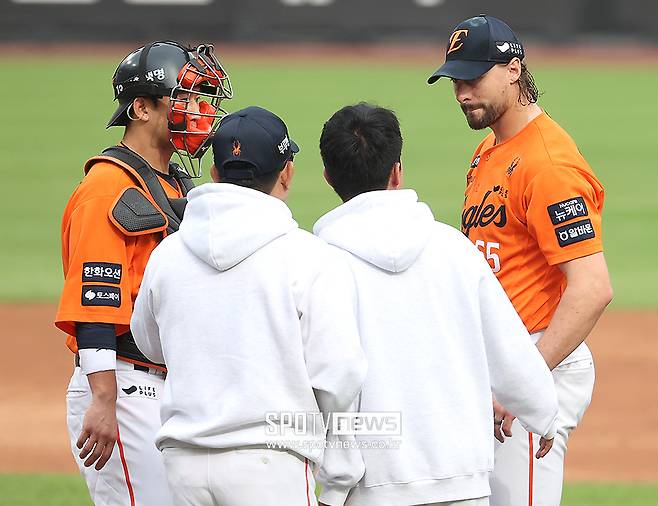 ▲ 와이스는 3회 들어 삼성 타선의 집중 사격에서 벗어나지 못하며 3회까지 7피안타 4실점했다 ⓒ곽혜미 기자