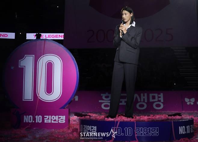 2025-2026시즌 V리그 여자부 개막전 흥국생명 대 정관장 경기가 18일 인천 삼산월드체육관에서 열렸다.  경기 후 배구여제 김연경 은퇴식이 열렸다. 김연경이 소회를 밝히고 있다,  한국 배구의 '살아있는 전설' 김연경의 등번호 10번이 영구 결번으로 지정됐다. /사진=김진경 대기자