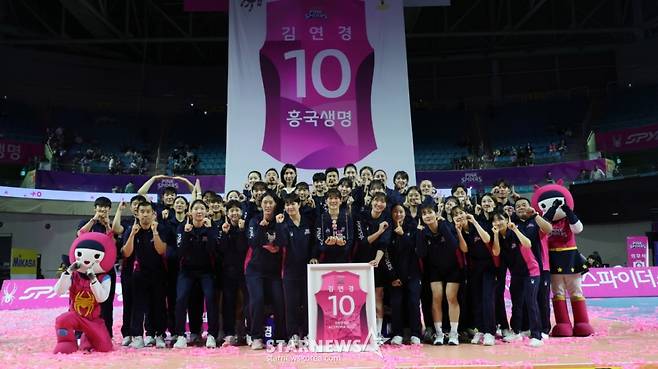 2025-2026시즌 V리그 여자부 개막전 흥국생명 대 정관장 경기가 18일 인천 삼산월드체육관에서 열렸다.  배구여제 김연경 은퇴식이 열렸다. 김연경이 흥국생명 선수단과 기념 촬영을 하고 있다,  한국 배구의 '살아있는 전설' 김연경의 등번호 10번이 영구 결번으로 지정됐다. /사진=김진경 대기자