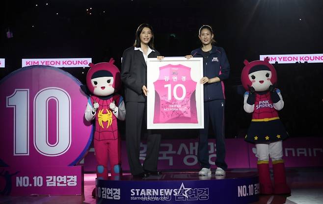 2025-2026시즌 V리그 여자부 개막전 흥국생명 대 정관장 경기가 18일 인천 삼산월드체육관에서 열렸다.  경기 후 배구여제 김연경 은퇴식이 열렸다. 절친 김수지가 김연경에게 유니폼 액자를 전달하고 있다,  한국 배구의 '살아있는 전설' 김연경의 등번호 10번이 영구 결번으로 지정됐다. /사진=김진경 대기자