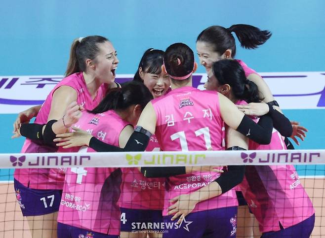 2025-2026시즌 V리그 여자부 개막전 흥국생명 대 정관장 경기가 18일 인천 삼산월드체육관에서 열렸다.  흥국생명 레베카가 1새트 역전을 하는 공격을 성공시킨 후 동료들과 기뻐하고 있다. /사진=김진경 대기자