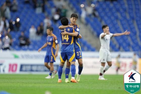 동료와 포옹하는 이청용(가운데)의 모습. /사진=한국프로축구연맹 제공