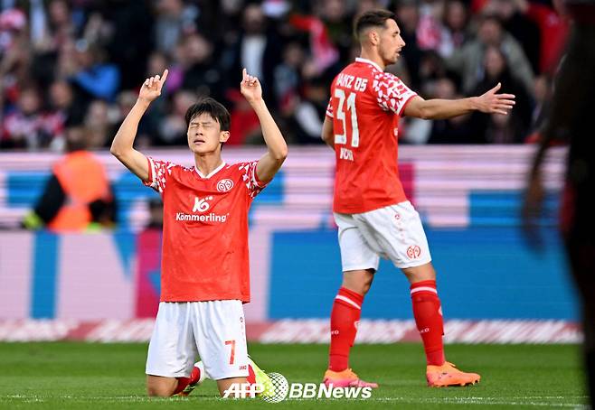 마인츠05 이재성(왼쪽)이 18일 레버쿠젠전에서 만회골을 터뜨린 뒤 골 세리머니를 하고 있다. /AFPBBNews=뉴스1