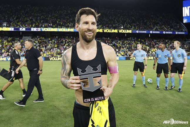 리오넬 메시가 19일 오전 7시(한국시간) 미국 테네시주의 제오디스파크에서 열린 MLS 정규리그 최종전 내슈빌SC와 경기 후 아이콘 오브 더 매치 트로피를 들고 있다. /AFPBBNews=뉴스1