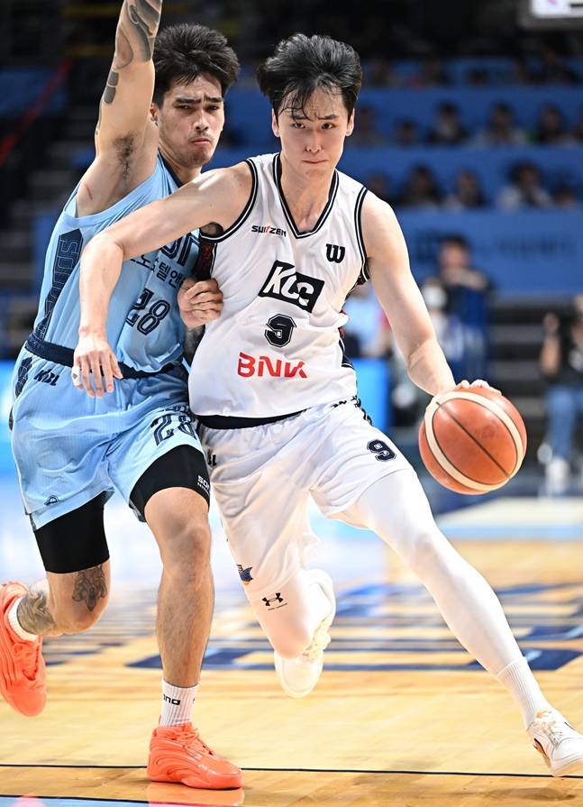 송교창(오른쪽). /사진=KBL