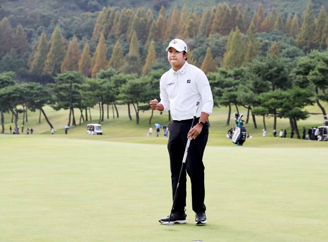 마지막 파 퍼트를 성공시킨 뒤 기뻐하는 최승빈. /사진=KPGA 투어 제공