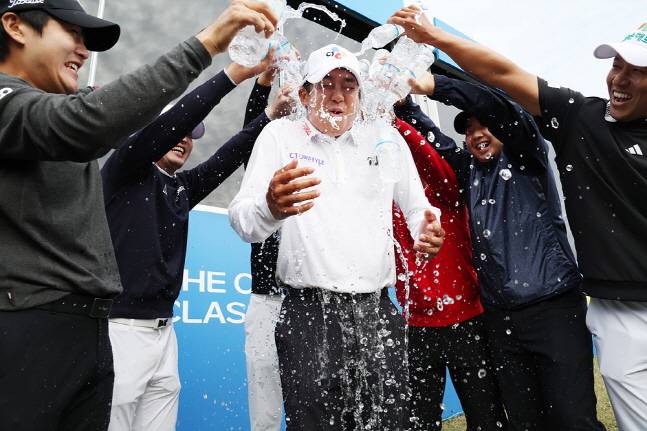 우승이 확정된 뒤 최승빈(가운데)이 동료들의 축하 물 세례를 받고 있다. /사진=KPGA 투어 제공