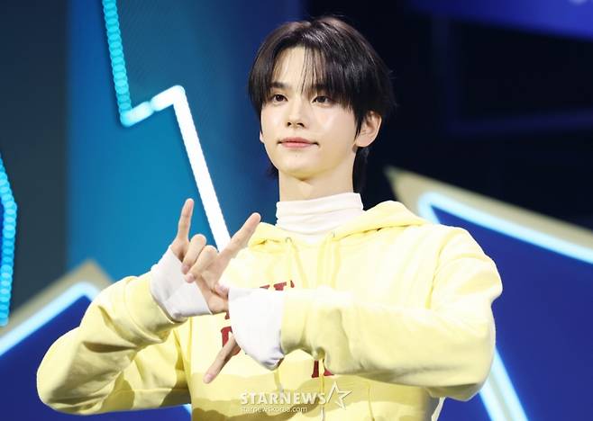 (서울=뉴스1) 권현진 기자 = 그룹 투어스(TWS)의 신유가 13일 서울 광진구 예스24 라이브홀에서 가진 미니 4집 '플레이 하드(play hard)' 발매 쇼케이스에서 포즈를 취하고 있다. 2025.10.13/뉴스1  Copyright (C) 뉴스1. All rights reserved. 무단 전재 및 재배포,  AI학습 이용 금지. /사진=(서울=뉴스1) 권현진 기자