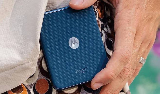 모토로라가 삼성전자를 제치고 폴더블폰 시장 2위에 올라섰다. 사진은 모토로라 폴더블폰 '레이저60'.[사진 | 모토로라 제공]