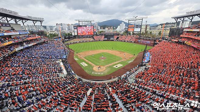 KBO는 19일 대전 한화생명 볼파크에서 열린 한화 이글스와 삼성 라이온즈의 2025 신한 SOL Bank KBO 포스트시즌 플레이오프 2차전이 매진됐다고 밝혔다. KBO 포스트시즌 매진 행진은 지난 2023년 11월 7일 서울 잠실야구장에서 열린 LG 트윈스와 KT 위즈와의 한국시리즈 1차전부터 시작됐다. 이날 2025 플레이오프 2차전까지 29경기 연속 매진 행렬을 이어가고 있다. 사진 김한준·박지영 기자